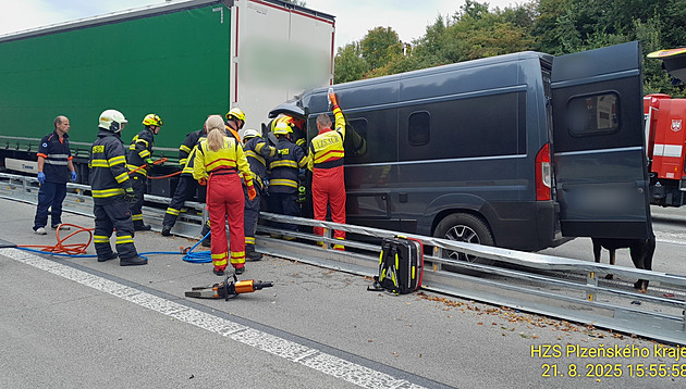 Na D5 zemřela řidička dodávky po srážce s kamionem. Záchranářům bránila stavba