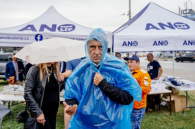 OBRAZEM: Babiš naléval becherovku, Fiala hleděl na býka. Politici dělali, že se nevidí