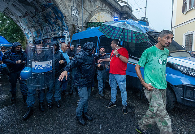 Policie v Miláně obsadila po 30 letech vzpůrné sociální centrum. Meloniová jásá