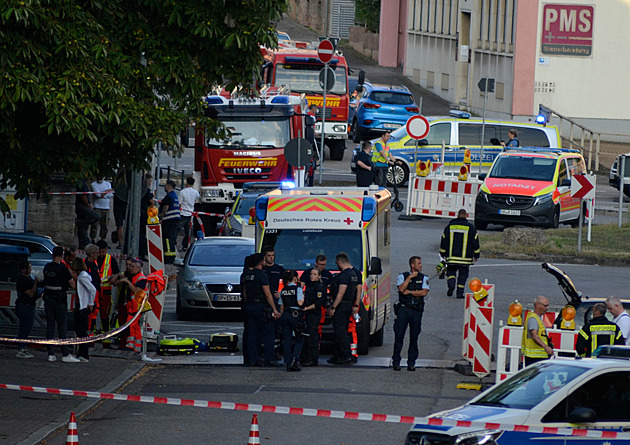Lupič v Německu přepadl benzínku. Policistovi sebral zbraň a zastřelil ho