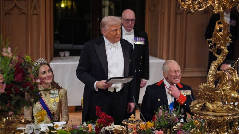 Karel III. ocenil, že se Trump zasazuje o mír. Pocta být tady, vrátil poklonu šéf Bílého domu