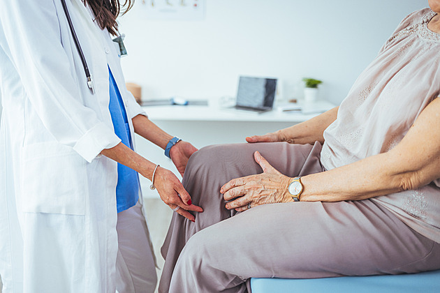„Epidemie“ osteoporózy. Česko se učí hledat nemoc dřív, než začne lámat kosti