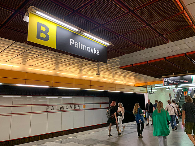 Část metra B stojí, na Palmovce skočila před soupravu žena