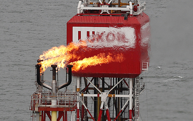 USA uvalily sankce na ruské ropné giganty Rosněfť a Lukoil
