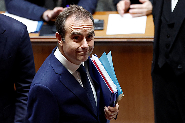 Francouzská vláda chce zmrazit penze, aby mohla odložit důchodovou reformu