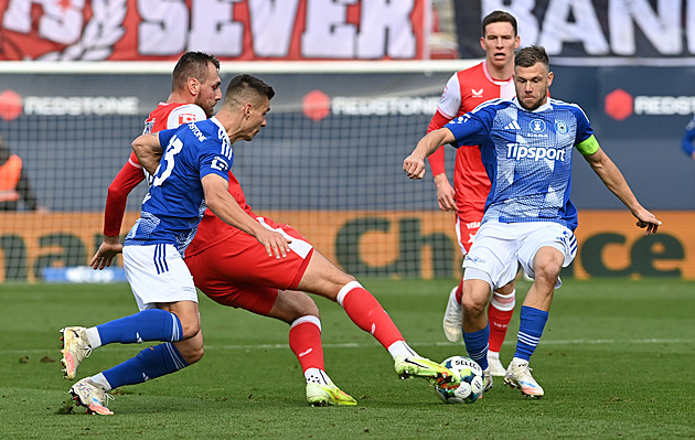ONLINE: Olomouc - Slavia 0:0, další zákrok Koutného, hlavičkoval Chaloupek