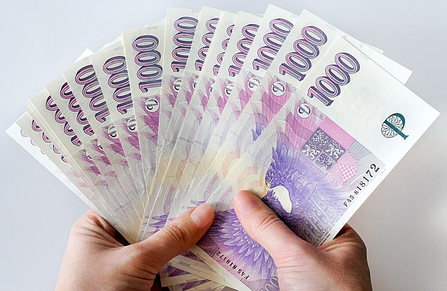 Seniorka chtěla dát statisíce falešným bankéřům, zasáhla žena v kavárně