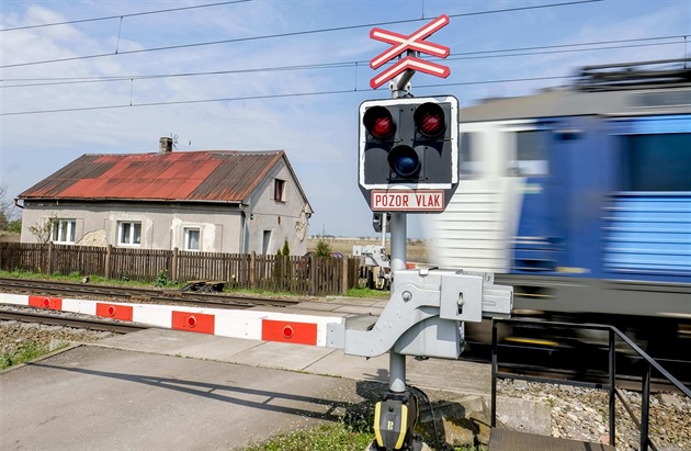 Při srážce s náklaďákem u Příbrami vykolejil vlak, strojvedoucí je zraněný