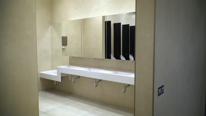 Bizarní toalety na nádraží v Plzni baví lidi. Zrcadlo ukazuje víc, než by mělo