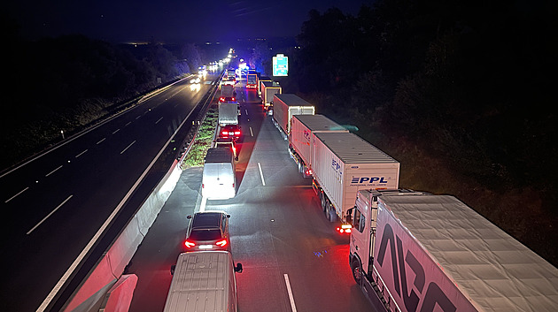 Dálnici D5 na Plzeňsku zablokovala nehoda kamionu, tvoří se dlouhé kolony