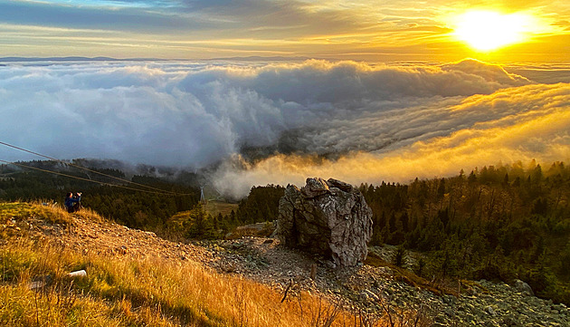 Oblačnost a déšť nad Českem vystřídá slunečno a větrno. Rána budou mlhavá