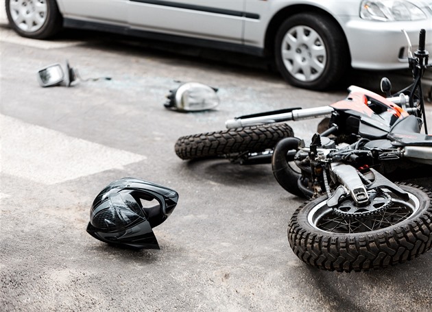 Na Havlíčkobrodsku se střetl motorkář s autem, svým zraněním podlehl na místě