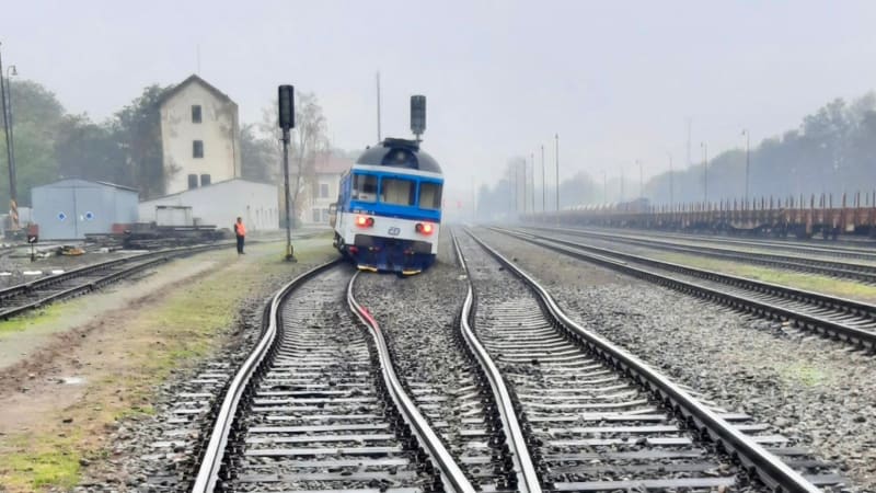 V Neratovicích vykolejil vlak: Hasiči evakuují desítky cestujících, provoz byl zastaven