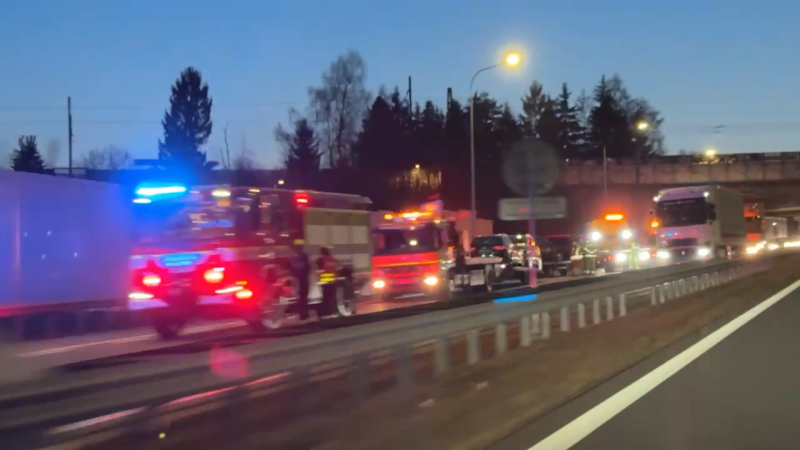 Srážka tří aut uzavřela dálnici D1 na okraji Prahy. Na místě zasahují záchranáři i hasiči