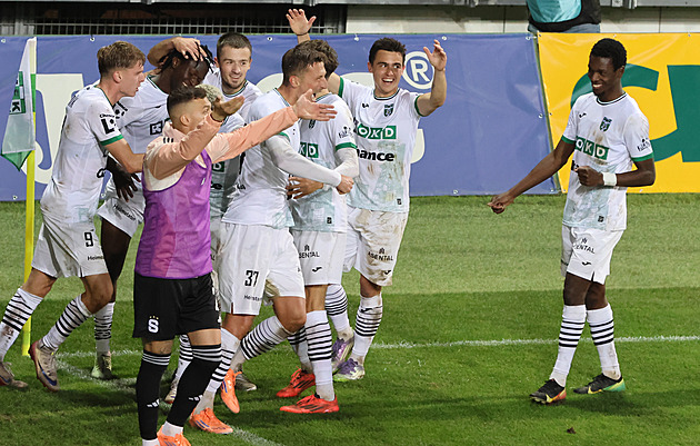 Karviná - Sparta 2:1, další venkovní výbuch. Výhru domácím vystřelil Gning