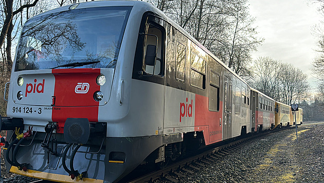 Vlak u Holyně narazil do spadlého stromu. Hasiči ho vyprošťují zpod soupravy