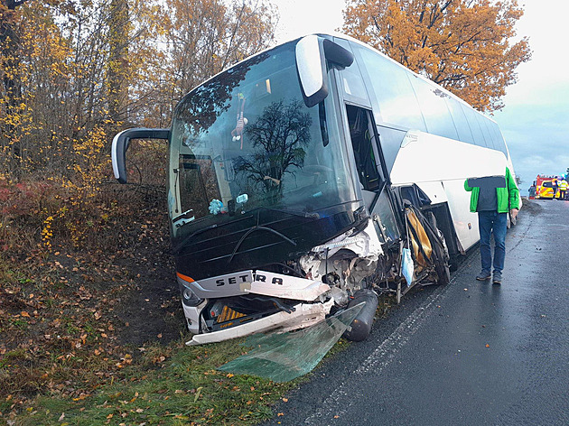 Řidič auta předjížděl a naboural protijedoucí autobus, je ve vážném stavu