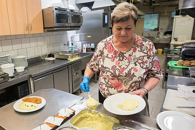 Nejlevnější polední menu mají ve Zlíně. A bez smažáku to nejde, říká restauratér