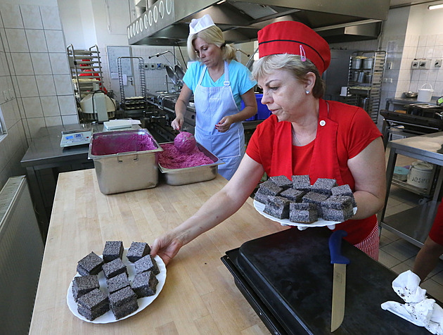 Obce regionu musí doplácet na platy kuchařek i uklízeček. Přijdou o miliony