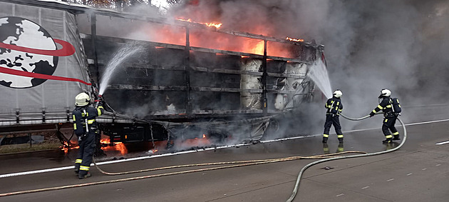 Dálnici D11 uzavřel požár návěsu. Řidič zpozoroval kouř a pohotově zareagoval