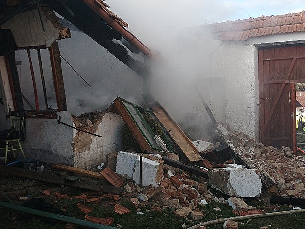 Výbuch propanbutanové lahve rozmetal dílnu u domu. Jeden muž je zraněný