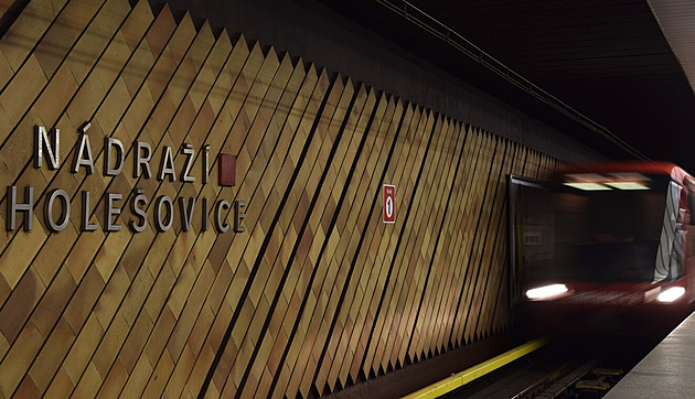 Střet člověka s vlakem metra zastavil část linky C, muž nehodu nepřežil