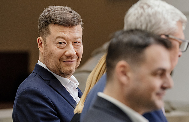 Schůze před volbou šéfa Sněmovny začala minutou ticha za Duku a slibem Válka