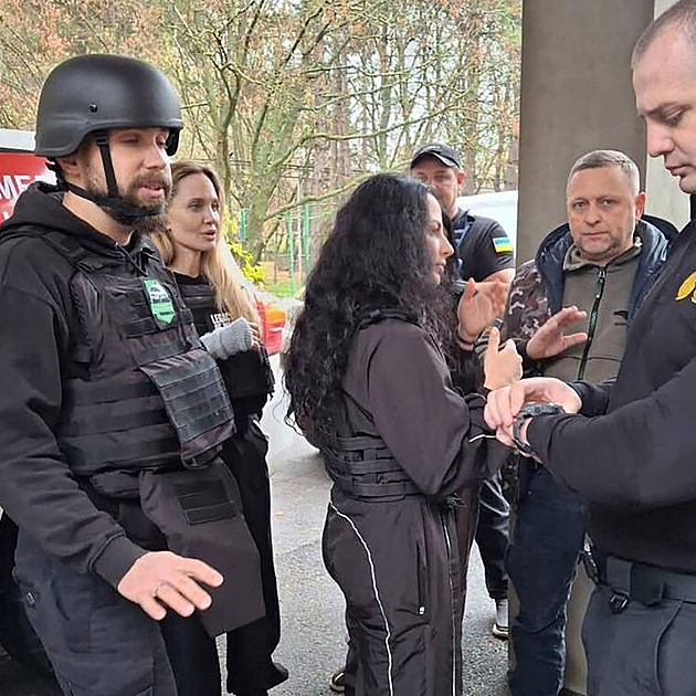 Nečekané drama. Jolie neohlášeně přijela na Ukrajinu, jejího řidiče zadrželi náboráři