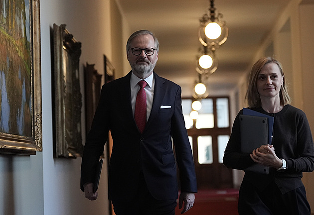 Vláda Petra Fialy podává demisi, Babiš chce mít novou do konce listopadu