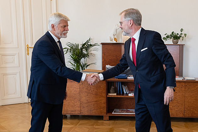 Prezident Pavel přijal od premiéra demisi, Fiala mu ji přivezl osobně