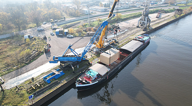 Dva jeřáby v akci. V Lovosicích naložili 200tunový generátor, popluje do USA