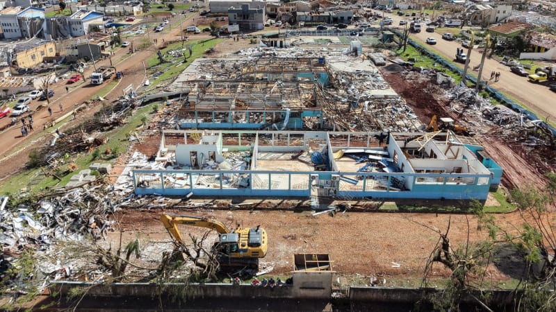 Ničivé tornádo vmžiku zpustošilo město, ukazují záběry. Do 40 vteřin bylo hotovo, líčí svědek