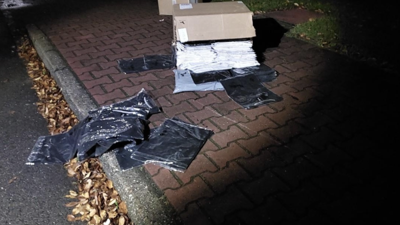 Zloděj tlačil ulicí košík plný lupu a křičel, že to musí někam schovat. Uslyšeli ho policisté