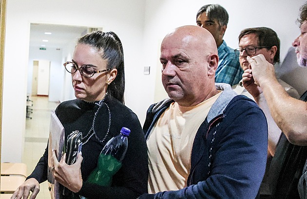 Fatální bylo, že si s poraněním hrtanu lehl, řekl znalec k úmrtí muže na výcviku