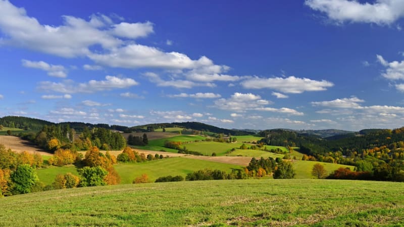 RADAR: Pestré počasí rozdělí Česko. Teploty se budou pohybovat od 4 až ke 20 stupňům