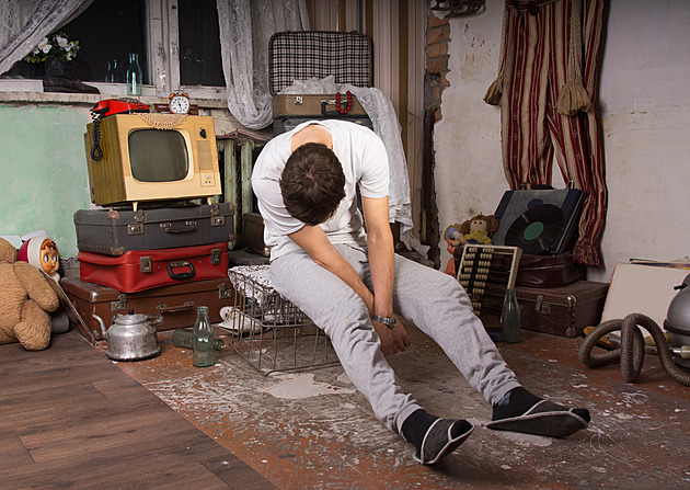 Sousedé narkomani házejí zapálené hadry a sklo. Policie pomůže jen na chvilku