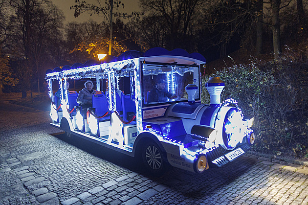 Konec úmorného šlapání do prudkého kopce na Špilberk. Návštěvníky tam vozí vláček