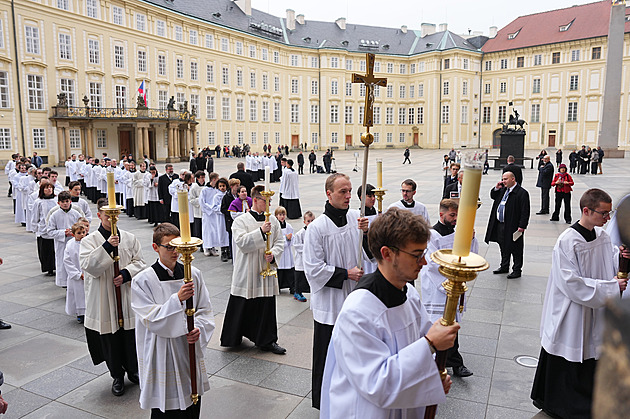 Veřejnost a blízcí se rozloučí s kardinálem Dukou, úryvek z Bible přednese Strach