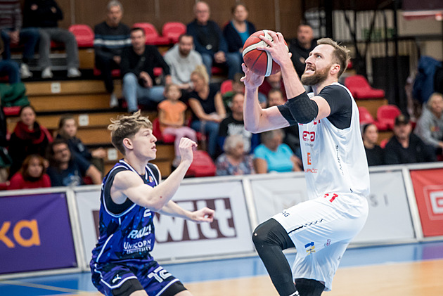 Nymburští basketbalisté deklasovali Slavii, uspělo i Brno. Děčín natáhl vítěznou sérii