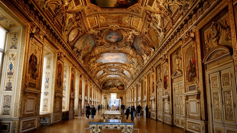 Další průšvih v Louvru. Mladíci si v muzeu vyvěsili vlastní obraz, ochranku obelstili legem