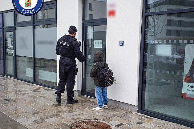 Strýc zavedl ve svátek chlapce před školu. Neuvědomil si, že je zavřená