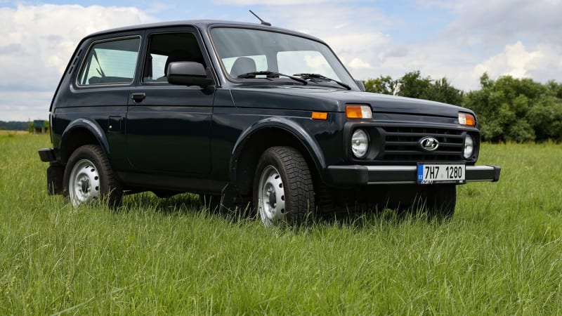 Nová „luxusní“ Lada Niva je Rusům k smíchu. Zrezlá je už v autosalonu