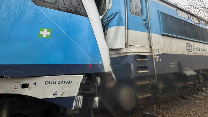 Srážka rychlíku s osobním vlakem na Českobudějovicku: Desítky zraněných, několik těžce
