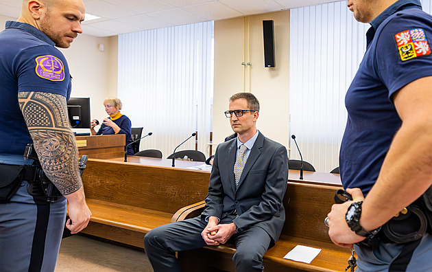 Osmi ženám dal do pití drogu a pak je znásilnil, soudí vojenského lékaře