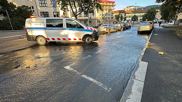 Desetitisíce lidí jsou v Praze bez vody kvůli havárii potrubí, škola zrušila výuku