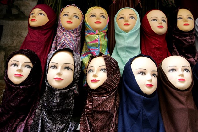 Rakouská vláda chce zakázat nošení šátků ve školách dívkám do 14 let. Mluví o útlaku