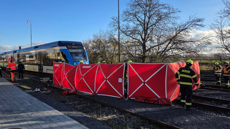 Vážná nehoda na Hané: Vlak smetl osobní vozidlo, hasiči museli zraněného z vozu vystříhat