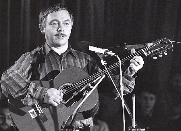 Místo pošty Karel Kryl. Nový Jičín pojmenuje po legendě autobusovou zastávku