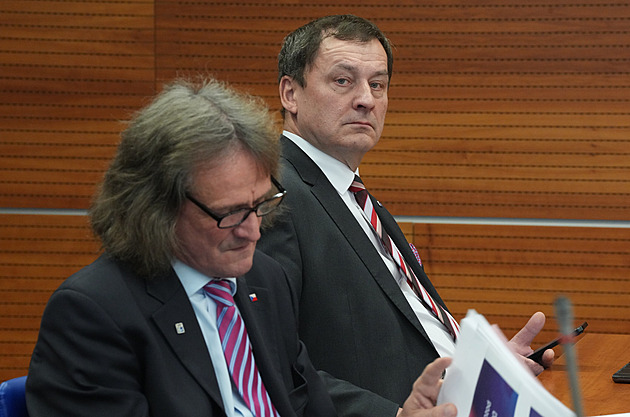 Souboj o rektora VŠE vyhrál Petr Dvořák. Poslanec Ševčík odstoupil kvůli pozvánce





