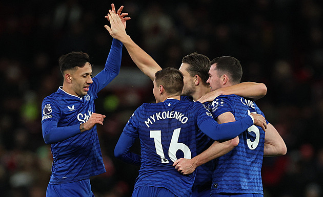 United po zkratu nevyužili dlouhou početní výhodu, Everton o výhře rozhodl v deseti